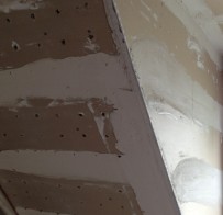 Plafond rampant en perfoplaques à enduire au plâtre